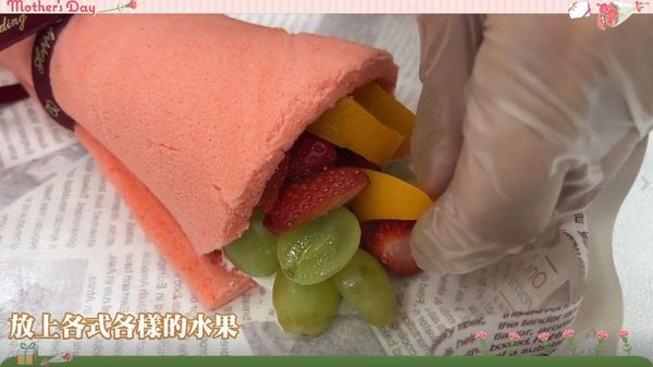 頂端依個人喜好放上水果、巧克力……等裝飾。