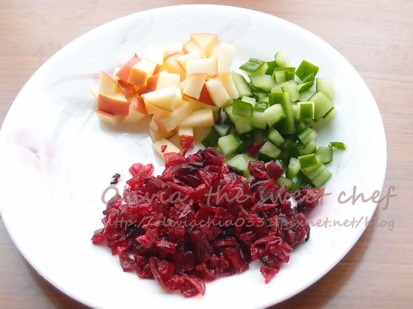 小黃瓜、蘋果、洛神花蜜餞切小丁備用