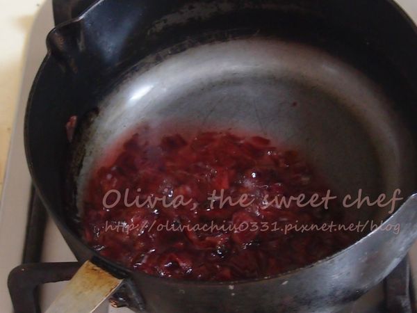 100cc的水煮滾，加入洛神花蜜餞煮5分鐘。