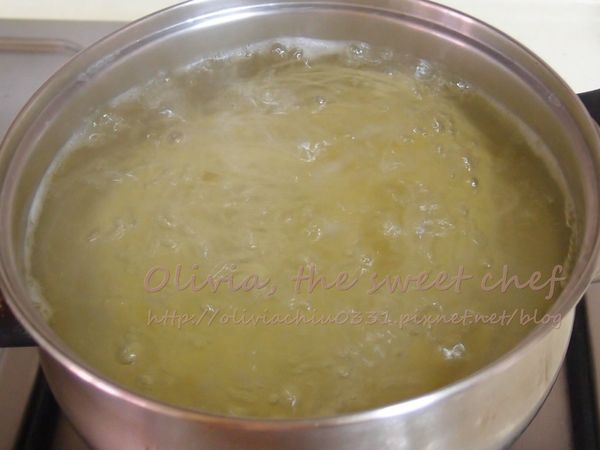 煮一鍋水加一大匙鹽，天使細麵煮熟。