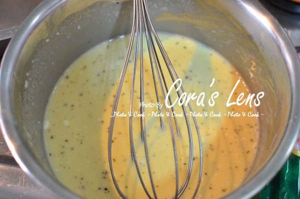 蛋餅皮~ 蛋兩個、中筋麵粉(200cc量杯，乾粉倒到刻度100的地方)，水130cc，加入雞粉、鹽、蜂蜜、義大利香料，攪拌均勻。