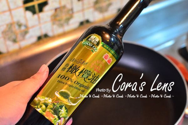 不用熱鍋，倒入兩大匙的[泰山橄欖油]，泰山橄欖油有一股特殊的香氣，與蛋餅糊mix，好香的味道。