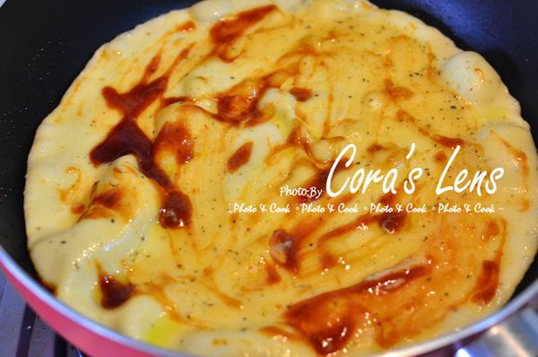 等到表皮，沒有濕濕的，微乾時，沾上一盒的麥當勞BBQ沾醬。