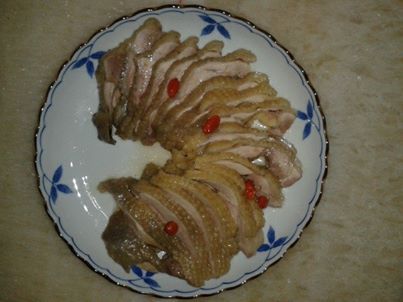 補充:湯汁繼續使用(去骨腿肉不捲抓鹽滴些紹興酒電鍋蒸熟泡湯)更入味有味道~