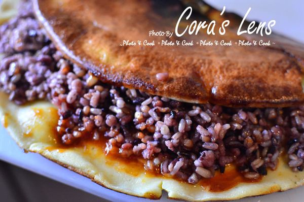 放上十穀米飯，另一邊的蛋皮，蓋上來到5/3的地方。