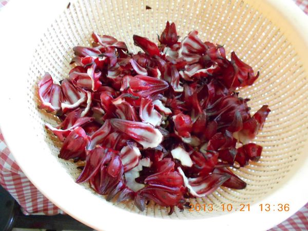 新鮮洛神花全部泡水洗淨後，從底部切下一小片，再由底部用大吸管(珍珠奶茶那種)將種籽往上推出，只留花瓣的部份。