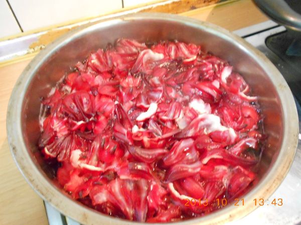 花瓣部分再單水洗淨，然後起一鍋熱水，將新鮮洛神花放入氽燙2-3秒後撈起來，瀝乾水份，放涼備用。