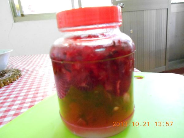 放涼的洛神花，一層糖，一層洛神花，直到洛神花完，。