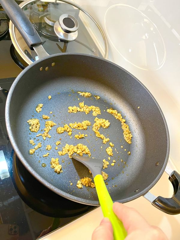 老薑用多功能電動食物調理機打碎，不要打到太碎喔，要吃得到小顆粒！Cinya用蠻大一塊老薑下去打碎！多一點才好吃！先爆香薑碎！