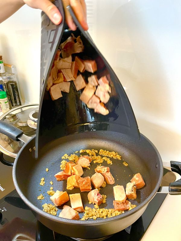 雞腿肉切小塊，先倒一點油，雞腿肉塊跟薑碎一起下去爆香！爆香後再加入多一點的麻油，炒一下
這個 #Zaniin環保耐熱砧板組 超好用，之後會有開團喔 https://linktr.ee/cinya