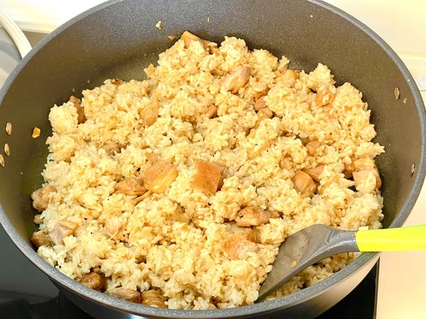 灑點海鹽，這時麻油再加一點，炒香它！炒均勻！