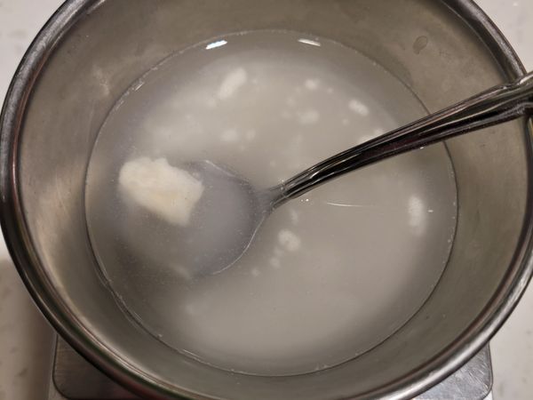 芋頭削皮切塊上蒸鍋外鍋放2杯水蒸熟備用。
先來調好澱粉糖水：水+細砂糖+中筋麵粉，拌至砂糖融化。