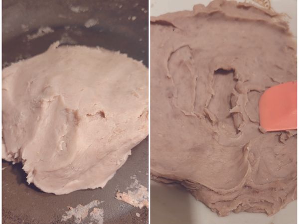 炒至芋頭餡水分蒸發，明顯可以成團，且不沾刮刀，即可起鍋在盤子中攤平放涼備用。