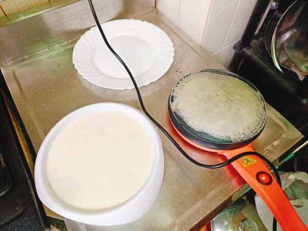 將材料拌勻後放置冰箱一夜（主要是讓麵粉產生筋性，這麼做出來的餅皮很Q彈，不容易破）用預熱的春餅機沾取，並用刮板稍微將不勻處刮掉