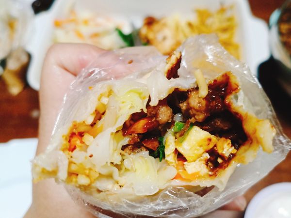 餅皮我會塗上豆腐乳，再搭配蒜泥，我喜歡吃鹹版的春捲