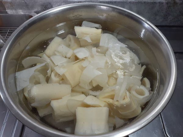 將桂竹筍洗淨切段，用水汆燙約5分鐘，撈起備用。
將五花肉切塊備用。（可請肉店老闆幫忙切）
蒜頭、辣椒切小塊，蔥切段，備用。