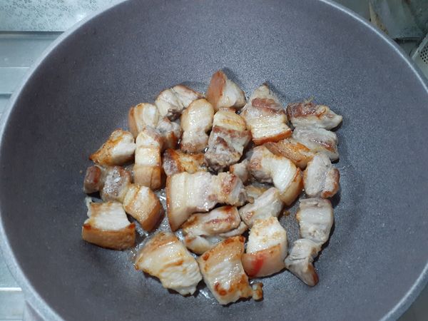 五花肉下鍋煎（不用加油），煎至兩面呈焦黃色。
（煎時可將皮向下煎一下，但要小心會爆！）