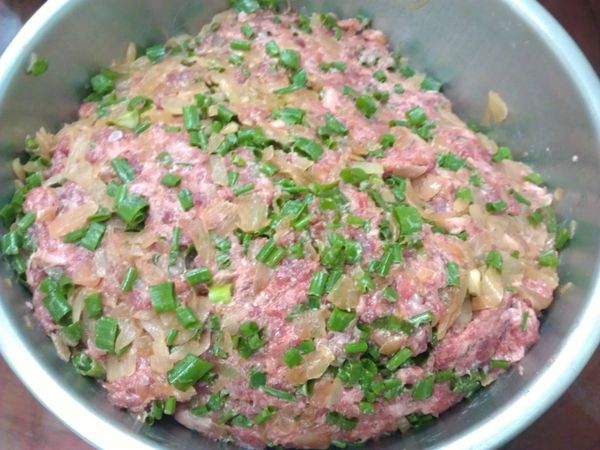 將備好的蔥花、洋蔥、絞肉和地瓜粉抓拌均勻。