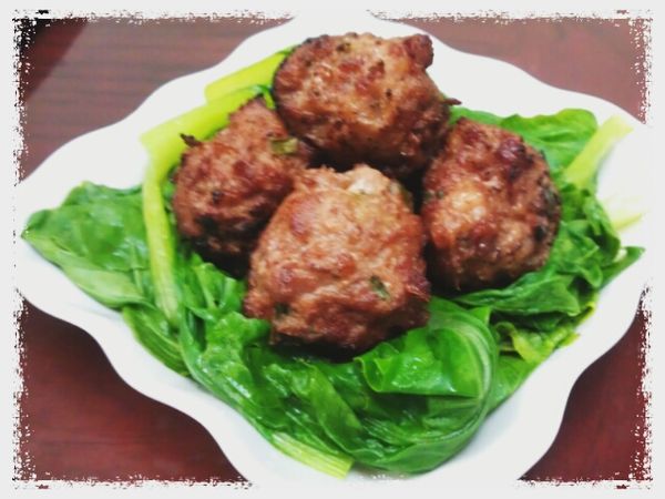 炸牛肉丸子，可以直接吃也可以用來燴白菜或燉白蘿蔔來增添風味，更是一道可口又營養的便當菜色唷！