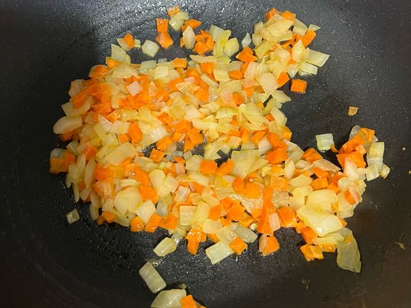 洋蔥，紅蘿蔔切丁，加橄欖油炒一下。