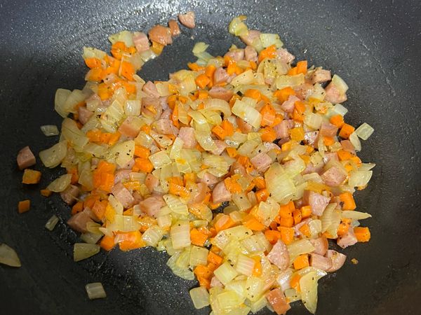 德式香腸切丁炒過，加入黑胡椒。