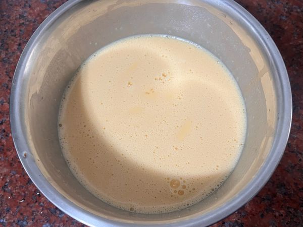 把步驟4攪拌均勻，加入橄欖油蛋液會更滑順。