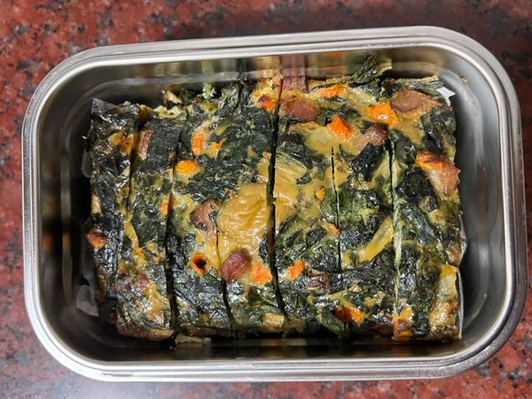 記得鋪上烘焙紙才好「脫膜」
要不然就要憑功夫脱膜了😭