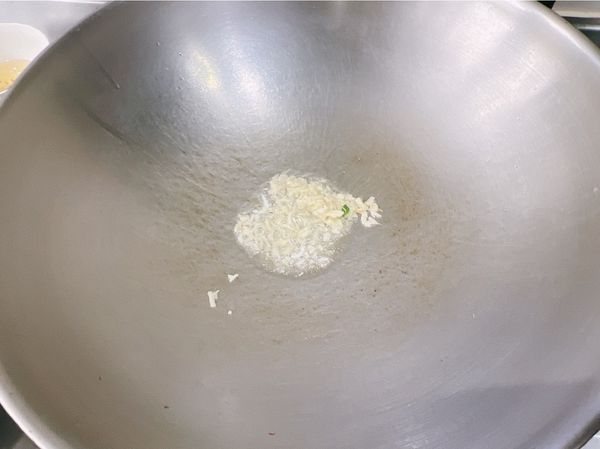 熱油鍋後，薑爆香