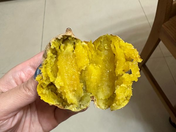 將地瓜皮洗乾淨，直接放入氣炸鍋，用200度氣炸15分鐘，再翻面在氣炸5分鐘，用筷子戳過去就可以了