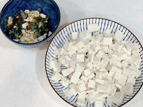 1.將皮蛋、鹹蛋切碎放在碗裡，稍微攪拌讓其混合
2.豆腐切好擺在盤裡，把混合好的皮蛋跟鹹蛋均勻倒在豆腐上