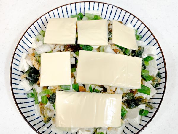 隨意的佈上起司片即可
可隨自己喜好看要放幾片～