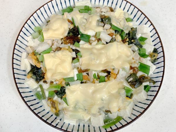 放微波爐加熱到起司片融化即完成囉！
打開微波爐就可以聞到超濃的香味♥️