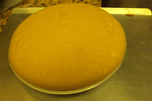 (C)料打發後,分兩次與蛋黃麵糊拌勻,倒入派盤中,即可入烤箱,約烤20-25分鐘,出爐後不需倒扣,這是剛出爐的蛋糕.