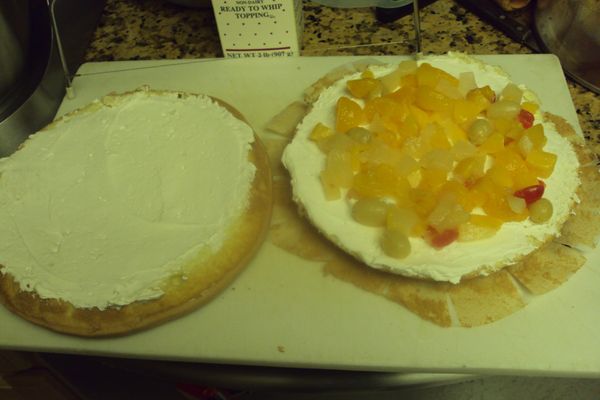 兩片都抹上打發的植物鮮奶油,在底部的那片放水果(新鮮或罐頭的均可),然後蓋上另一片