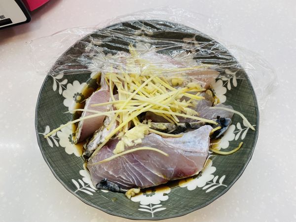 先把魚片撒上少許鹽，加入薑絲、蒜末、米酒、醬油
就可以放進電鍋蒸(外鍋加1/3米杯的水)