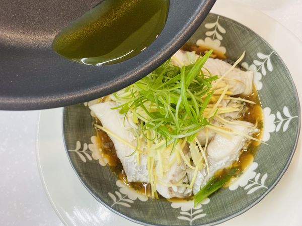 把魚蒸好取出，將燒熱的辣油淋上
