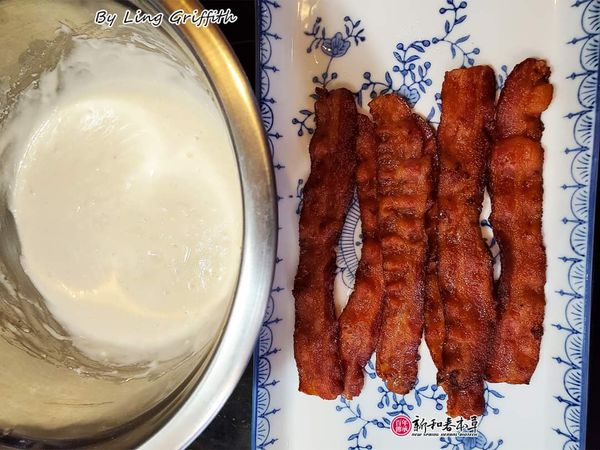 ✅培根先煎酥脆，取出瀝油備用。鬆餅粉加水調勻備用。