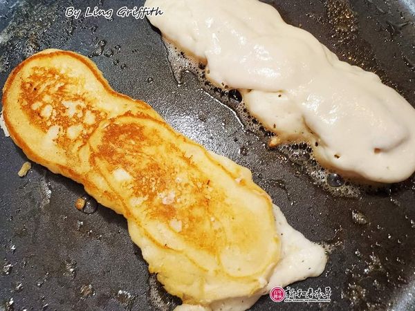 粉漿周圍開始冒小泡泡時就可以翻面煎，煎至雙面金黃即可出鍋。食用時沾上適量的楓糖漿。