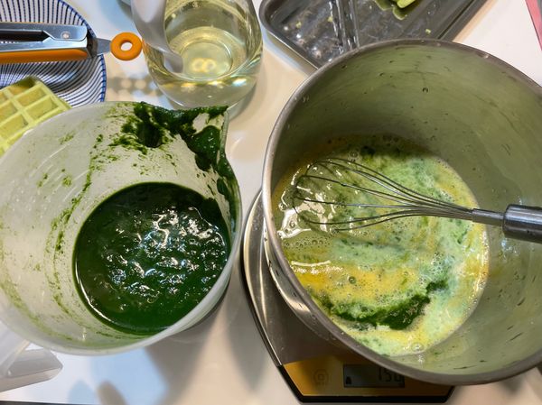 將艾草、鮮奶加入攪拌
（艾草醬製作方法在底下）