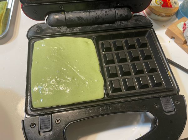 倒入麵糊，蓋上鬆餅機烤約5分鐘