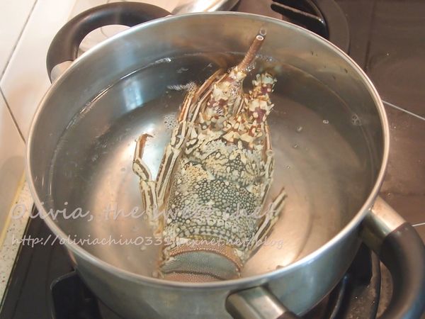 湯鍋中煮滾水，加入一大匙的鹽巴，龍蝦下鍋煮6分鐘