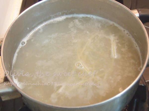 龍蝦起鍋備用，義大利麵下鍋。