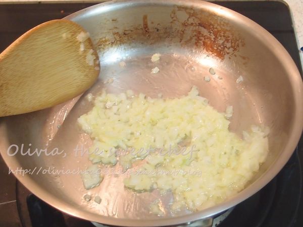 中小火熱鍋，融化一大匙無鹽奶油，將洋蔥和蒜末炒至透明。