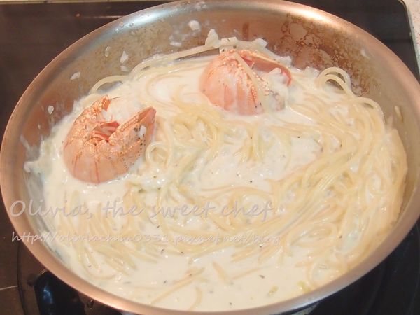 加入義大利麵拌勻。