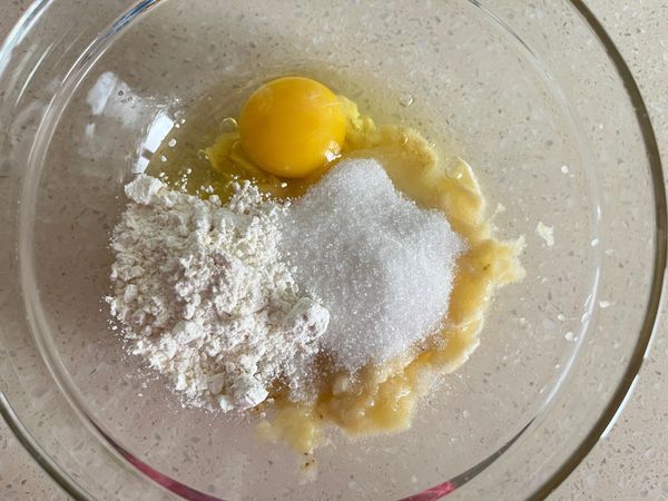 加入雞蛋、麵粉和糖