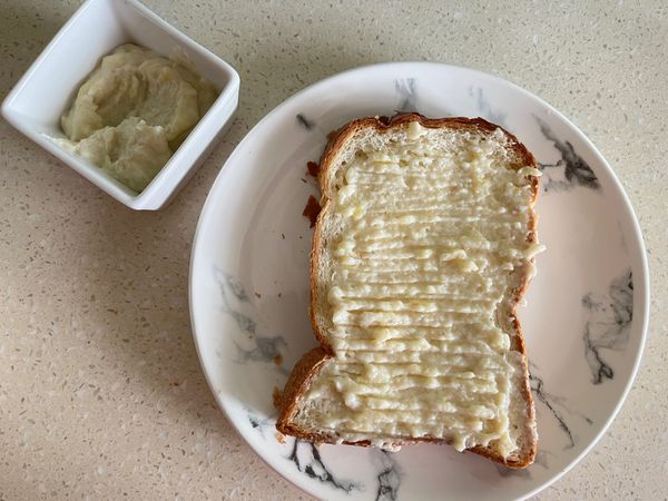 抹在烤好的吐司🍞
