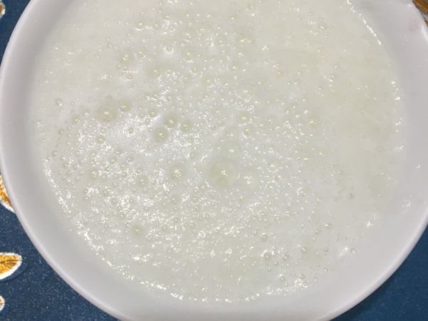 將120毫升的水和洋蔥塊放入果汁機打成洋蔥水