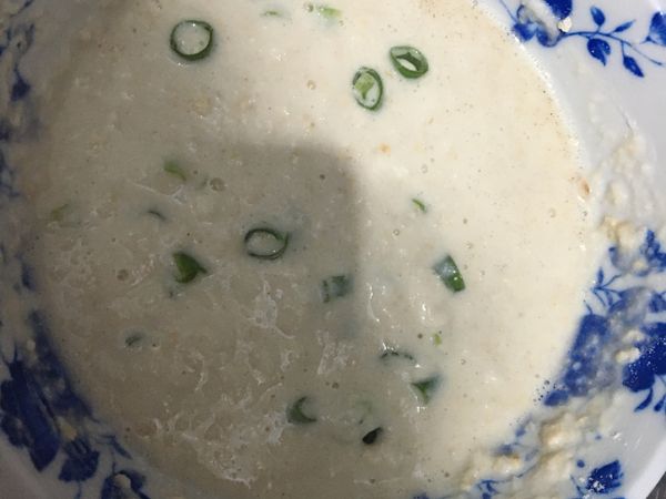 將洋蔥水加入麵粉、燕麥、胡椒粉、鹽、蔥花攪拌均勻