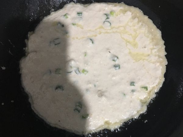 熱鍋熱油加入麵漿，等約麵漿成半透