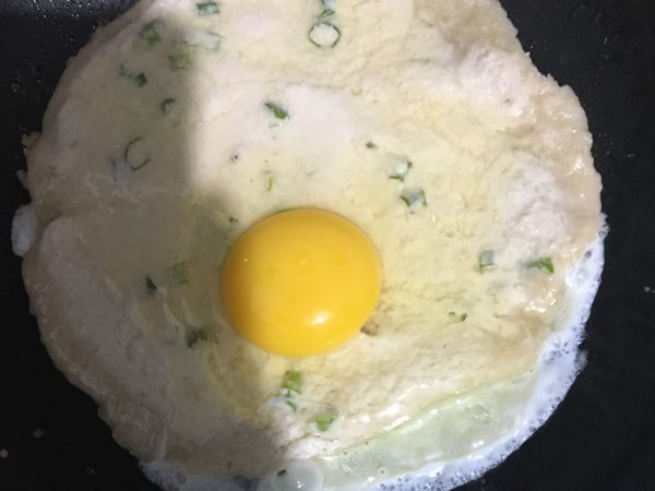 加入蛋，等蛋白略熟將蛋黃刺破比較好捲